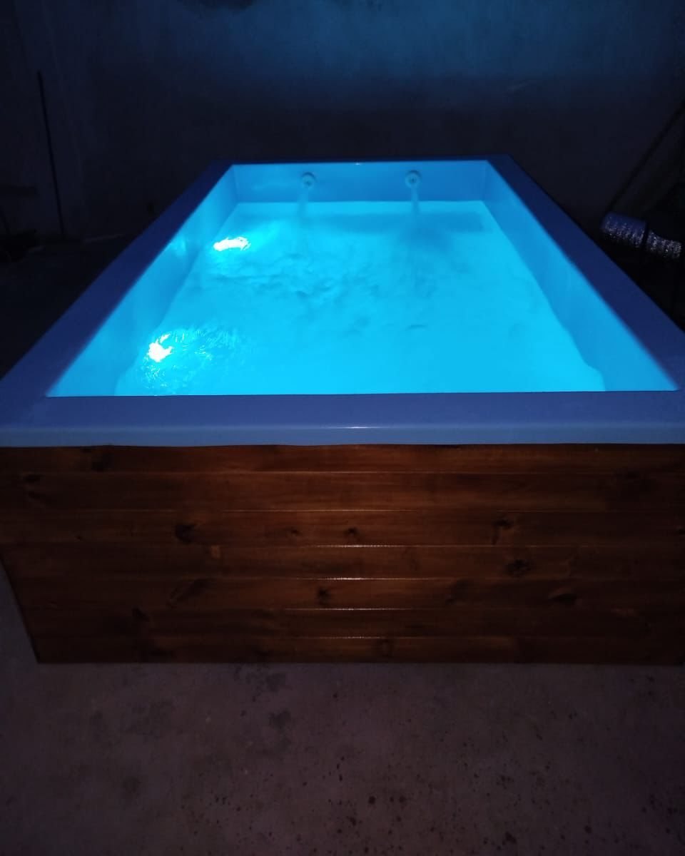 Piscina Oasis 215 iluminada de noche